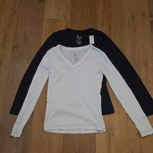 Bundle Of 2 GAP Bowery Super Soft V Neck Ling Sleeve T Shirts Black White M